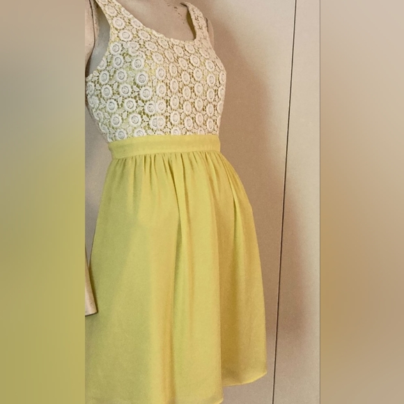 Forever 21 Yellow Fit & Flare Dress White Lace Bodice Summer Size Small - Picture 4 of 4